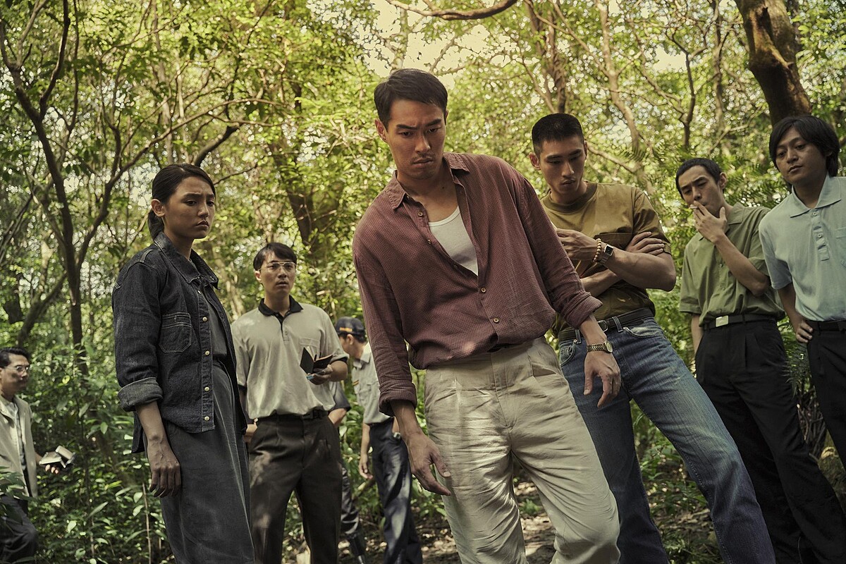 楊祐寧（右四）帶領章廣辰（右三）、Dora謝雨芝（左一）深入山區調查無名屍案件