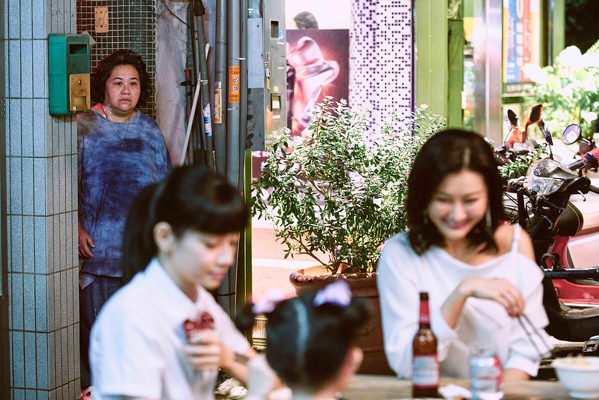 《無神之地不下雨》「珊瑚之神」鍾欣凌（左）因放不下對人類姐妹的愛而滯留人間《無神之地不下雨》「珊瑚之神」鍾欣凌（左）因放不下對人類姐妹的愛而滯留人間