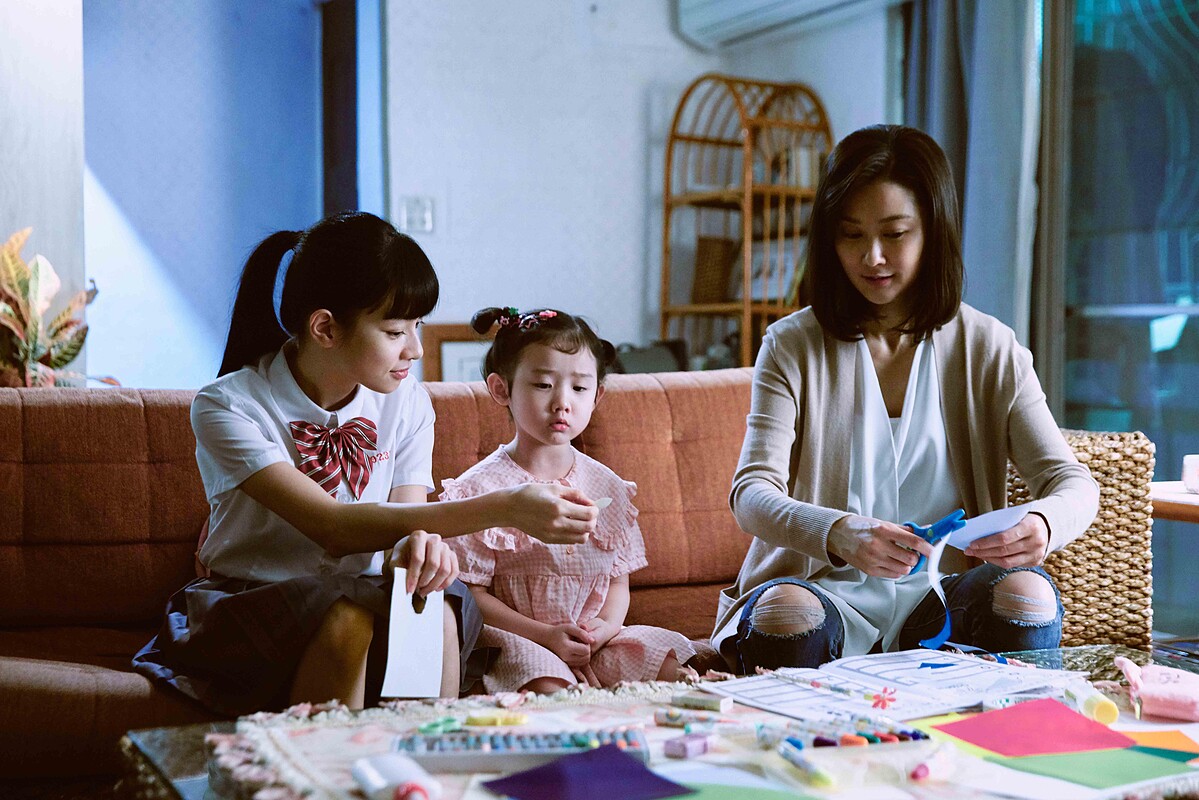 《無神之地不下雨》陳珮騏（右）遭珊瑚之神「附身」手部出現白斑，左起為姚愛寗、葉子綺《無神之地不下雨》陳珮騏（右）遭珊瑚之神「附身」手部出現白斑，左起為姚愛寗、葉子綺