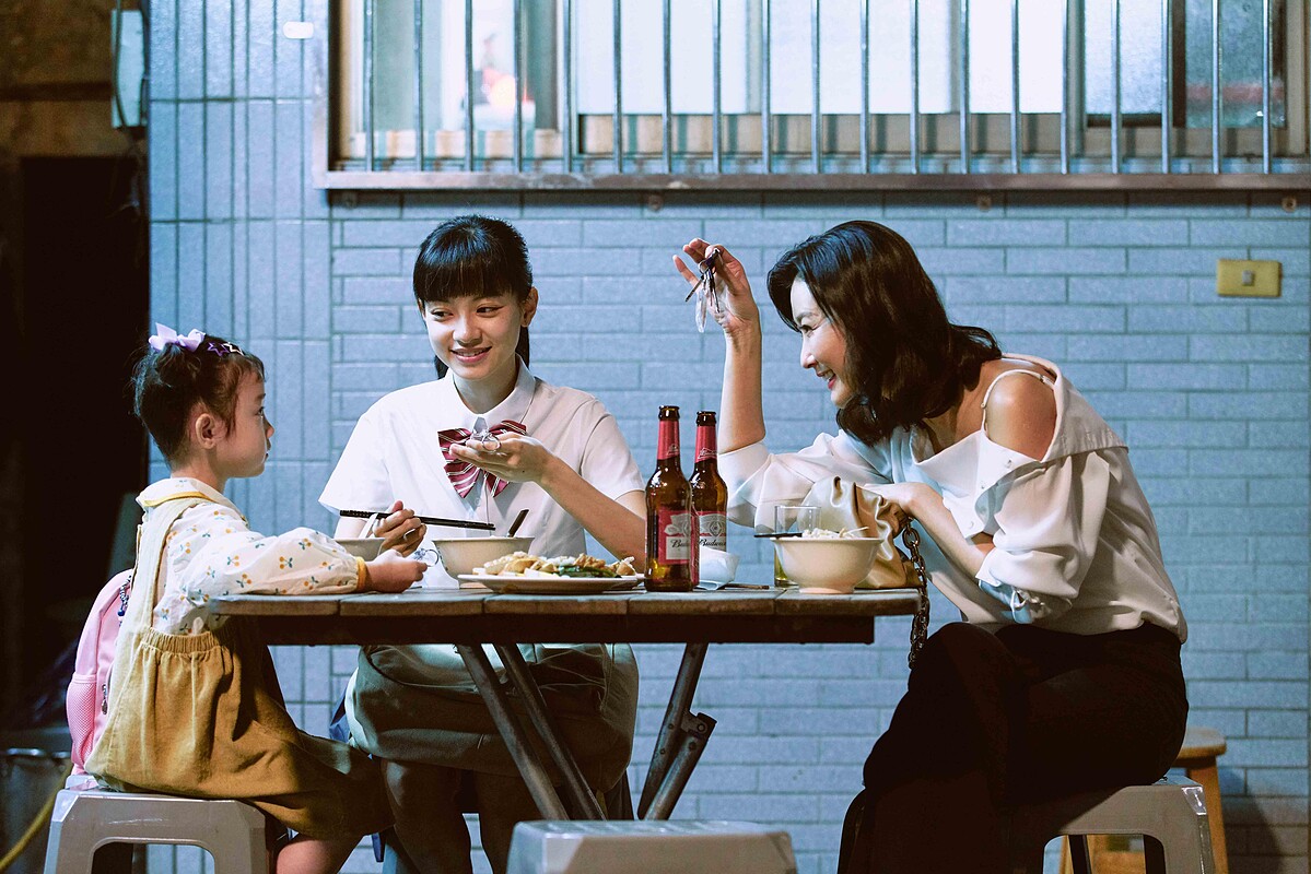 《無神之地不下雨》陳珮騏（右）演出不負責任的母親，左起為葉子綺、姚愛寗