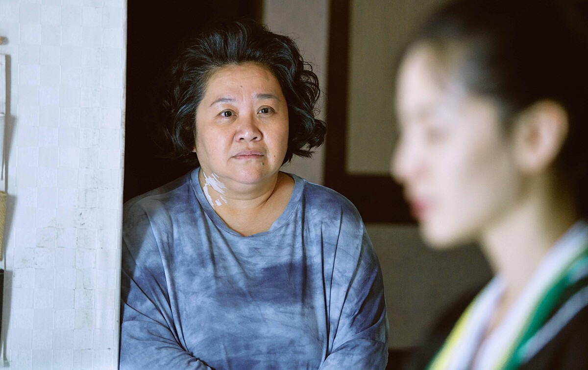 《無神之地不下雨》「珊瑚之神」鍾欣凌（左）化身人類角色珊瑚奶奶