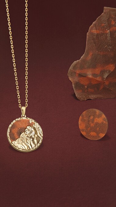 Zodiaque Leonis (獅子座) 長項鍊，玫瑰金、紅碧玉，建議售價約新台幣$630,000元