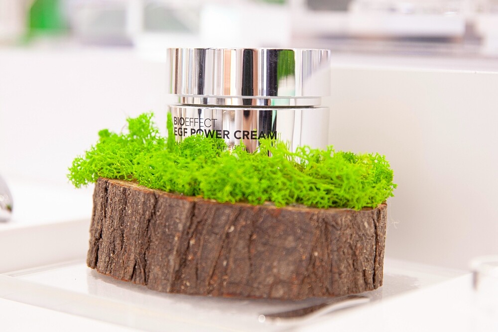 BIOEFFECT蓓歐菲益肌白金級濃萃精華霜情境圖。