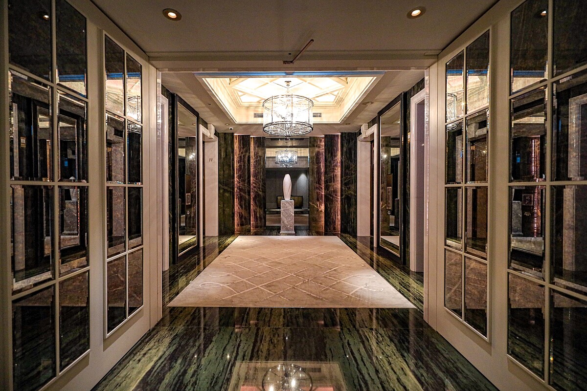 各樓層電梯皆擺放一件《綻放》迎賓