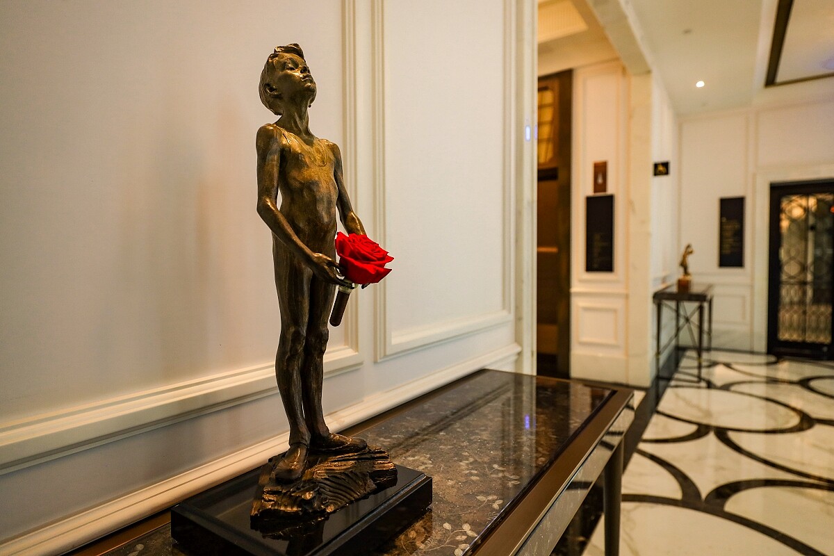 走廊上的小童雕像，每天手中的花也會更換！