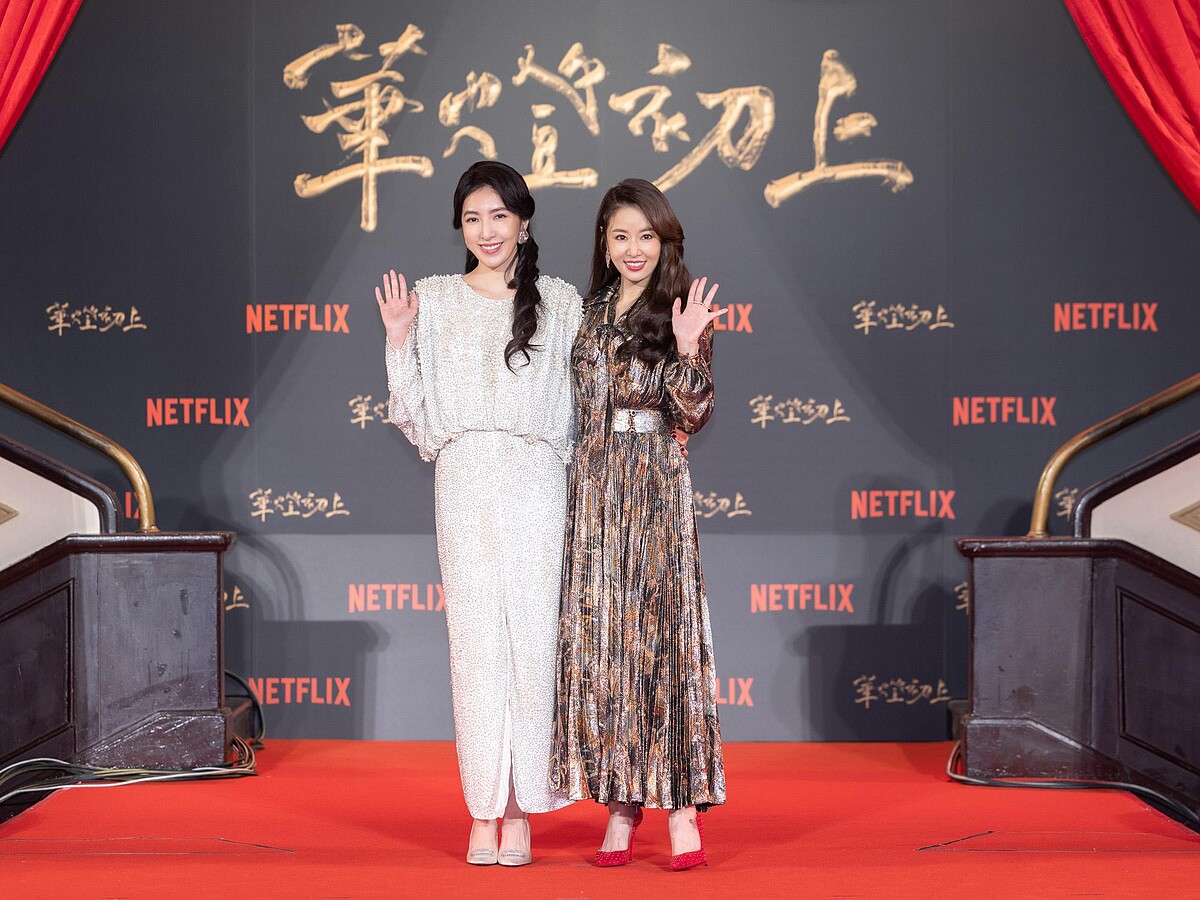 《華燈初上》故事從林心如（右）與楊謹華兩位媽媽桑所帶領的「光」日式酒店展開