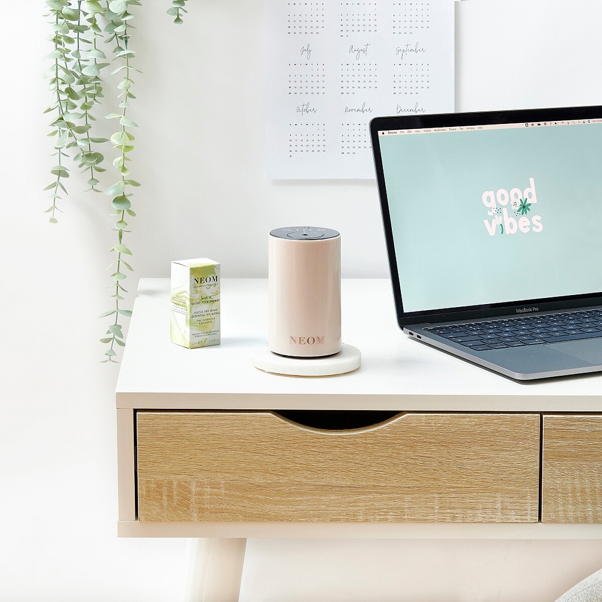 2021年全新推出的NEOM療癒香氛機MINI,適合於小面積、角落空間使用(圖/10/10 HOPE)。