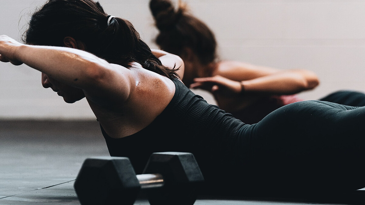 空腹瘦肚子！3組熱身+4組基礎訓練可強化核心，持續練2週會瘦得很有感！