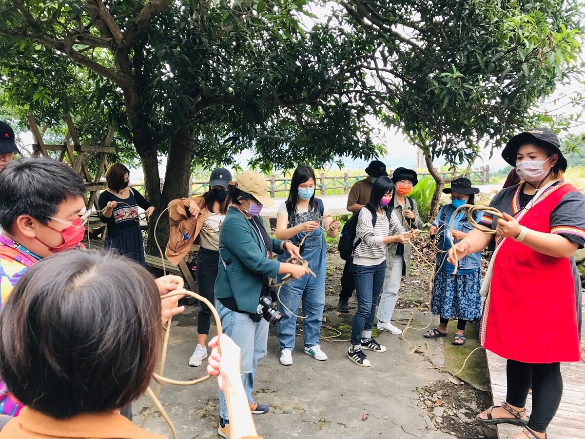 Ibu示範如何用葛藤製作餐具。