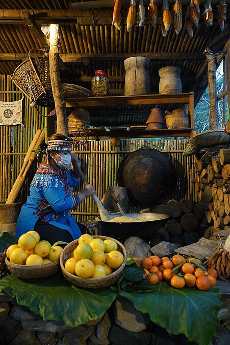Ibu正在製作小米飯。