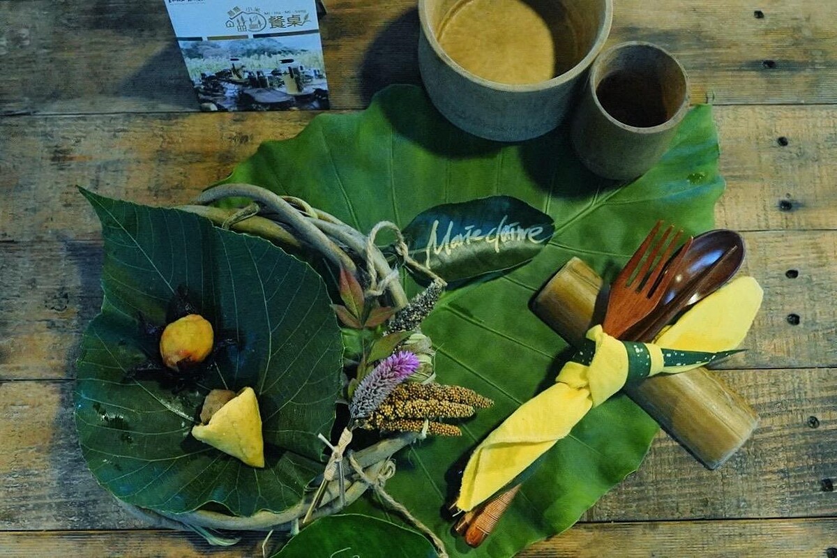 早先親手製作的葛藤容器，在蓋亞那工作坊的巧手下成了精美的餐桌風景。