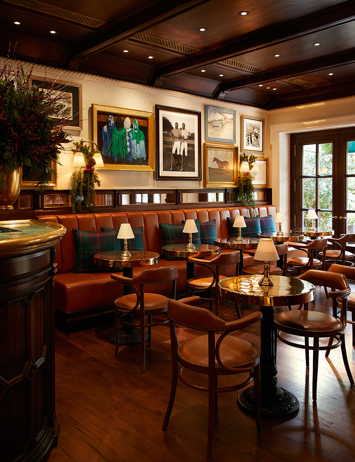 餐酒館位於一樓空間，室內空間融合了足以代表 Ralph Lauren 的馬術相關元素。