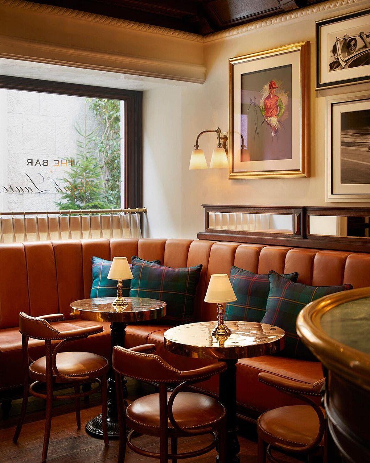 室內採用馬鞍皮革座椅。