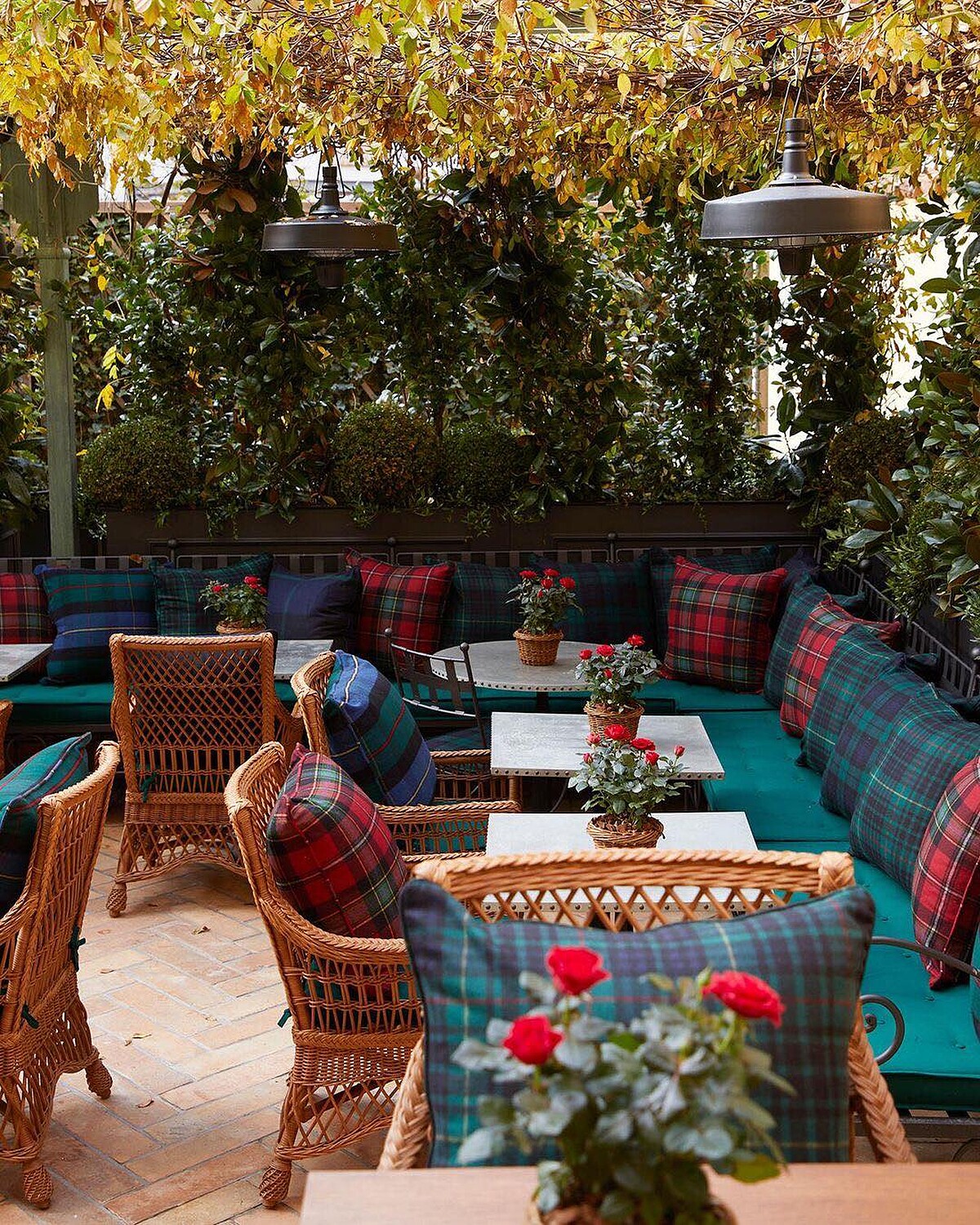 室外則營造了米蘭在地庭園風格。