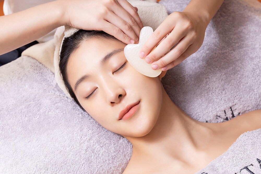 Spa L'OCCITANE星光修護美肌護理的玉石按摩。