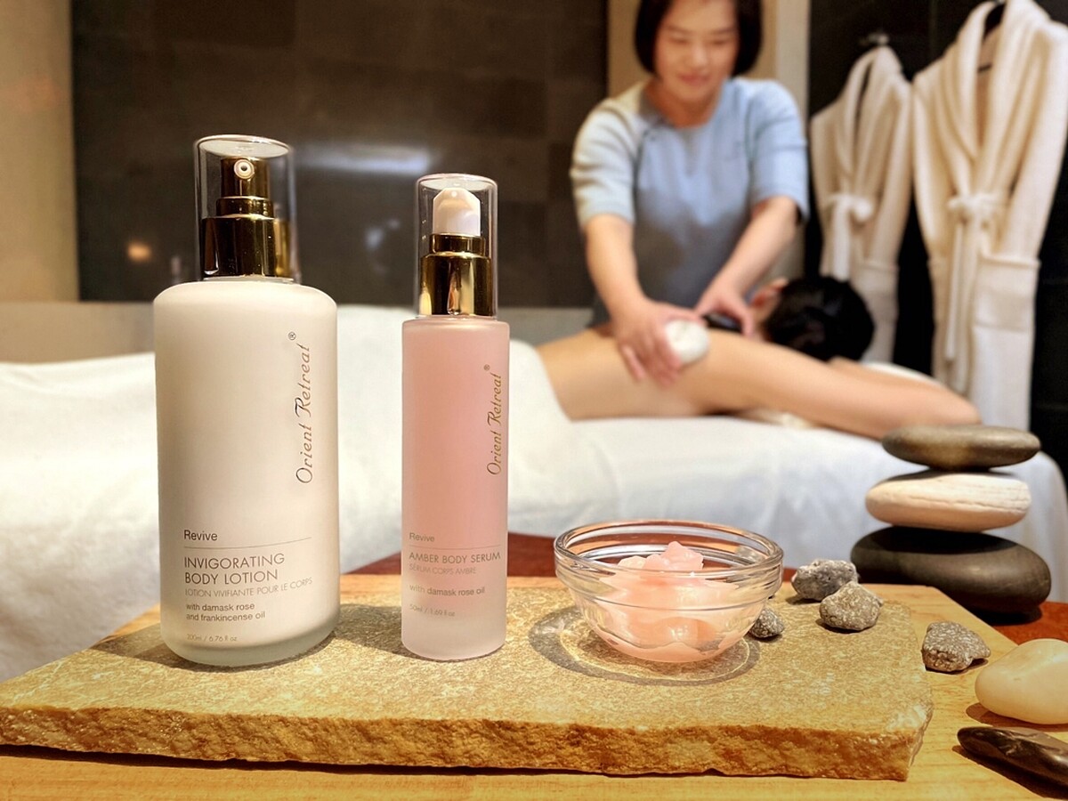 登琪爾SPA 2021青春活泉礦石按摩使用產品包括Amber Body Serum玫瑰琥珀身體精華液、Invigorating Body Lotion玫瑰緊緻精華乳霜、Balancing Cream青春花鑰霜。