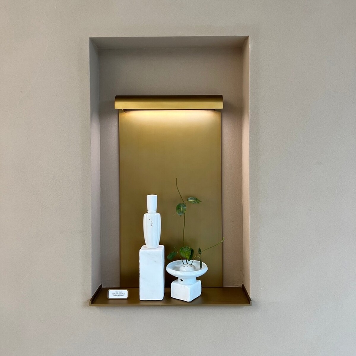 雪花秀潤燥精華白瓷限定版。