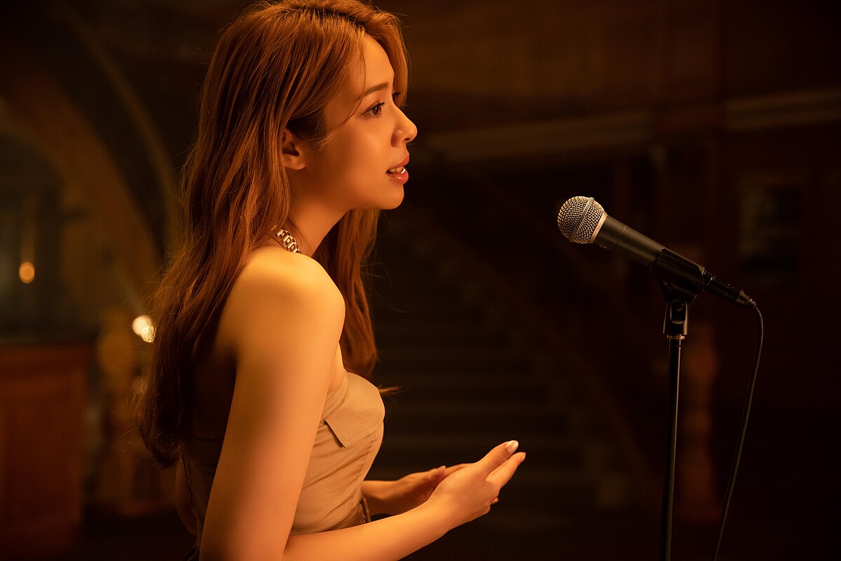 犬青在錄音前習慣抱著幸運枕求安心感