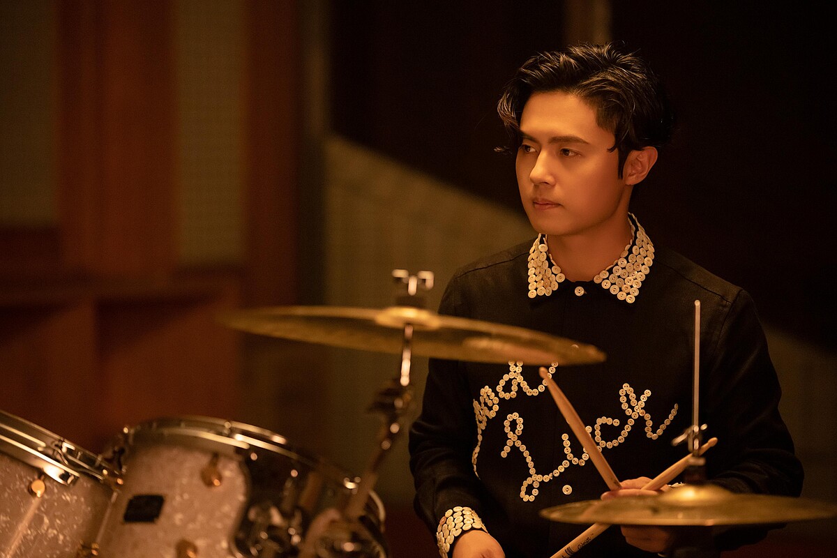 哲謙在復古華麗的大廳演出〈寂寞留白〉一曲