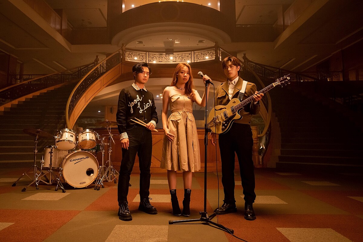 告五人在華麗的挑高大廳拍攝〈寂寞留白〉MV