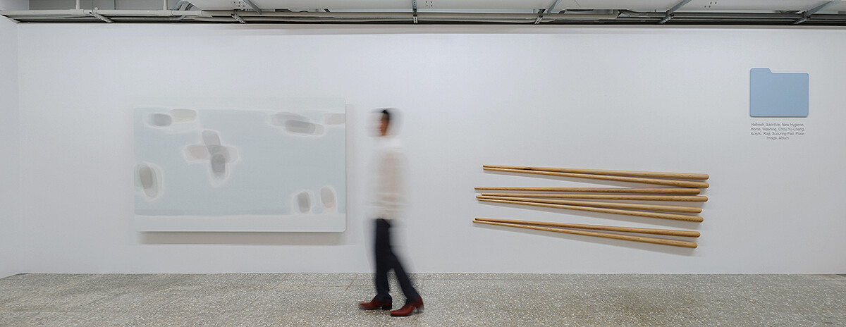 周育正,《刷新、犧牲、新衛生、抹布、畫布、周育正、餐桌、擦拭、日常性、墨韻、形象、繪畫集》, 2020年, 繪畫、筷子、檔案夾, 150 &times; 240 &times; 3 公分、7 &times; 7 &times; 260 cm &times; 8 根、68 &times; 54 &times; 2 公分. 由藝術家與馬凌畫廊惠允。