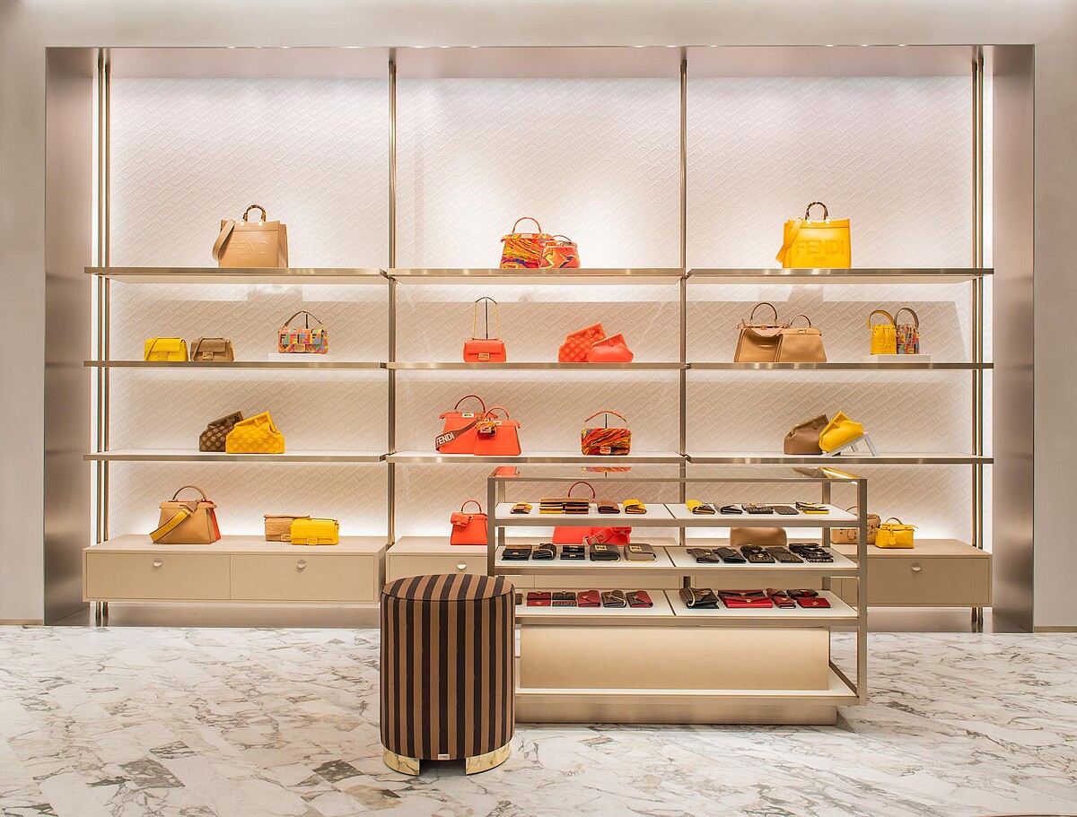 老佛爺在2013年秋冬系列的FF logo，以滿版印花的樣式出在於牆面上