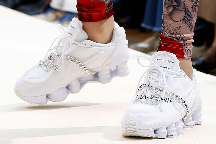 Comme des Gar&ccedil;ons 與 Nike 聯名的系列也做過類似款式的設計