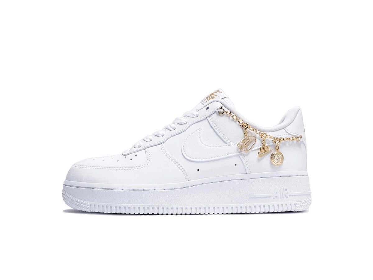 可拆卸的金飾元素讓全白鞋款造型更吸睛