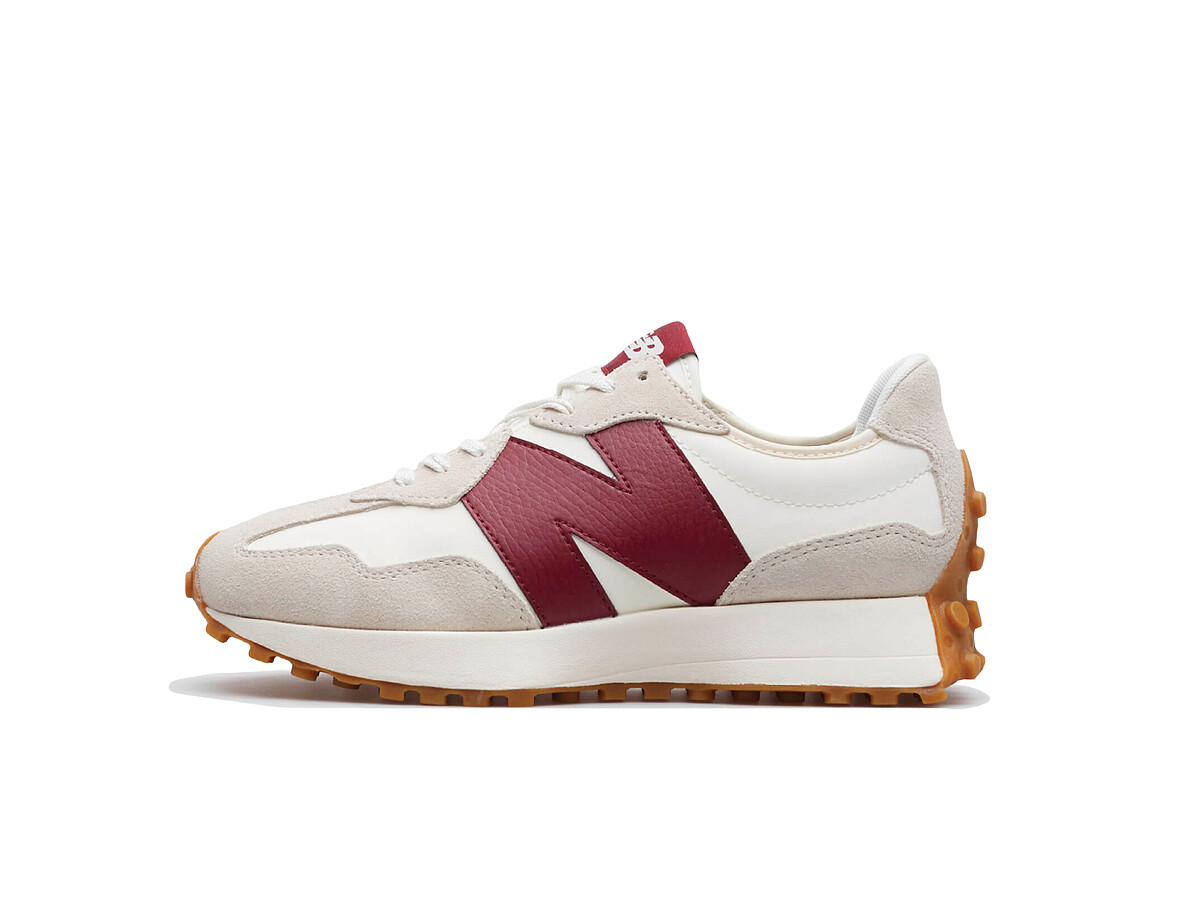 New Balance 327 在下半年也深受女性喜愛，帶些復古感的外觀能夠搭配各種造型。