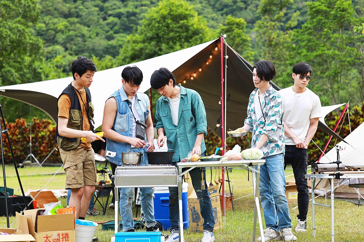 《微波爐男孩的假期》林子閎（中）為大家講解泡菜鍋的料理步驟