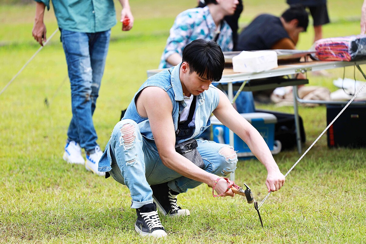 《微波爐男孩的假期》張睿家組帳篷打營釘