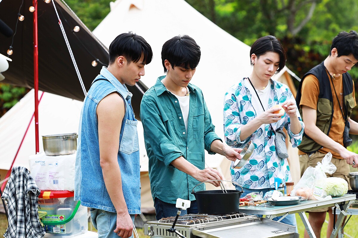 《微波爐男孩的假期》林子閎（左二）展現廚藝負責煮泡菜鍋