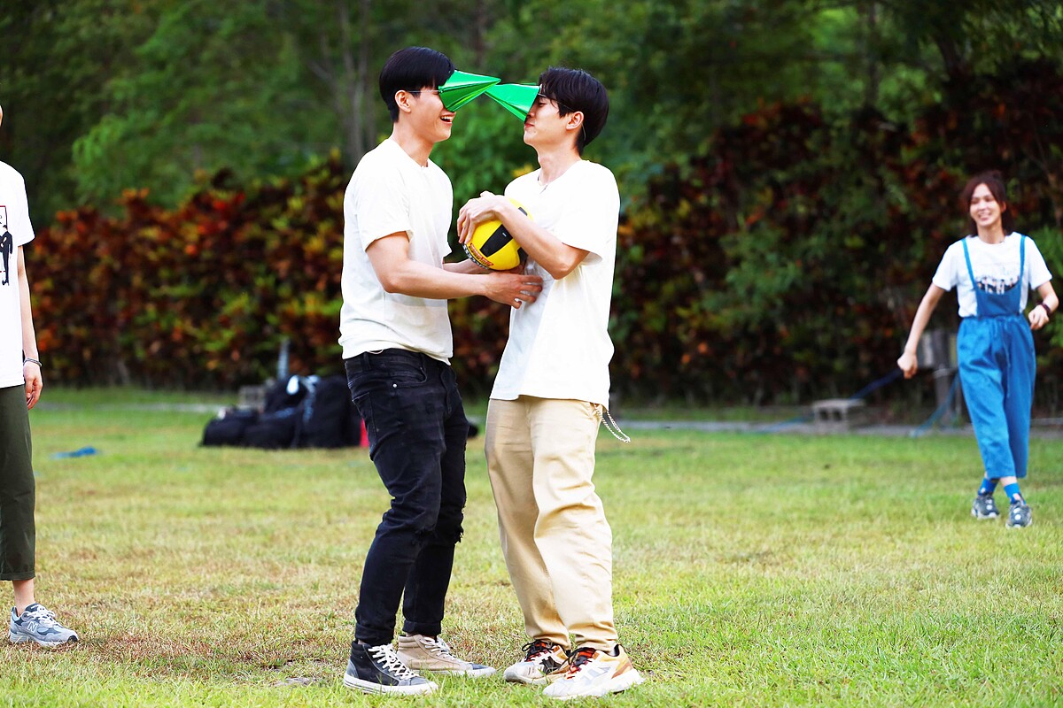 《微波爐男孩的假期》石知田（右）、李齊玩躲避球遊戲，笑料百出