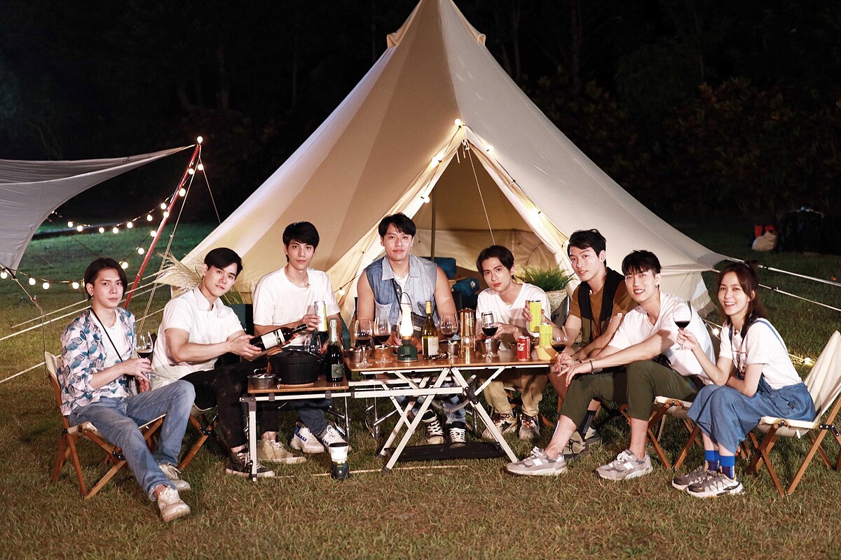 《微波爐男孩的假期》晚餐後的談心時間，左起為楊宇騰YU、李齊、林子閎、張睿家、石知田、羅德弘、范姜彥豐、辛樂兒