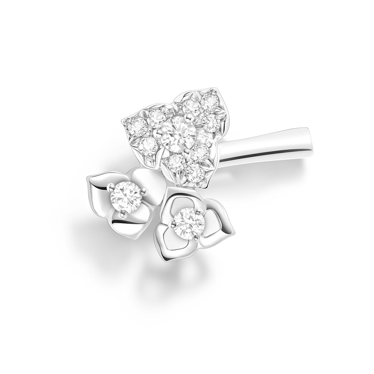 PIAGET Rose系列18K白金玫瑰鑽石耳扣，建議售價NT$86,000