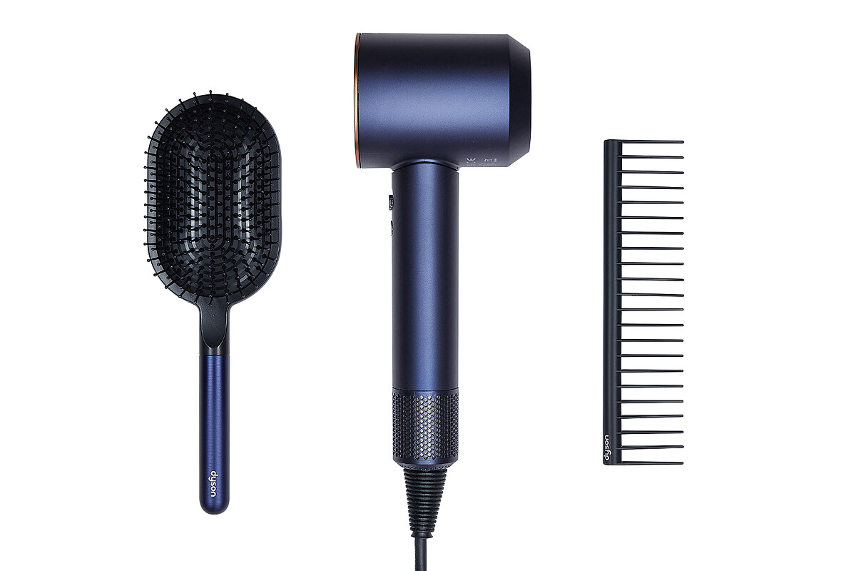 Dyson Supersonic&trade;吹風機 HD08 普魯士藍冬日限定版，官網獨家附贈專用按摩梳及順髮梳。建議售價NT$16,600