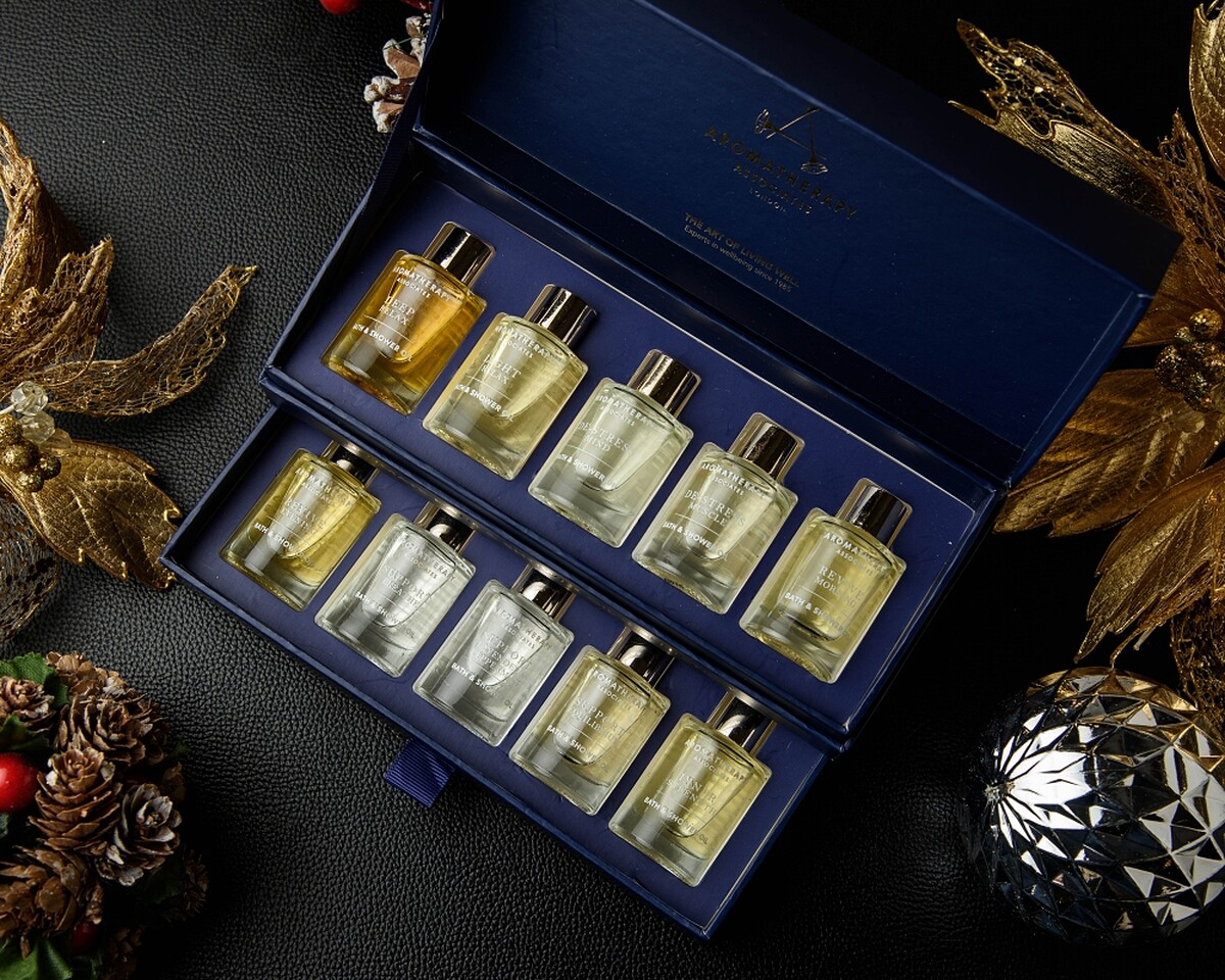 每年一推出絕對秒數完售的AROMATHERAPY ASSOCIATES 2021聖誕典藏芳療精油珠寶盒Ultimate Moments(經典沐浴油9ml*10入)，NT3,500