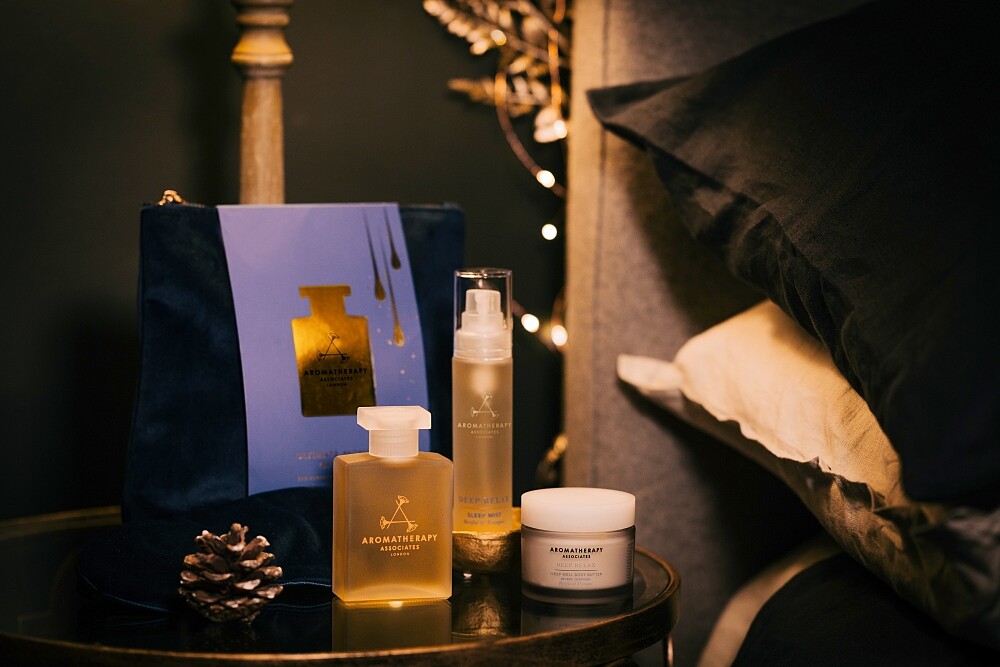 AROMATHERAPY ASSOCIATES 2021聖誕靜心舒眠Ultimate Moment of Sleep(晚間舒緩沐浴油55ml、晚間舒緩噴霧50ml、晚間舒棉護膚霜50ml、靜心舒眠眼罩)，NT3,500
