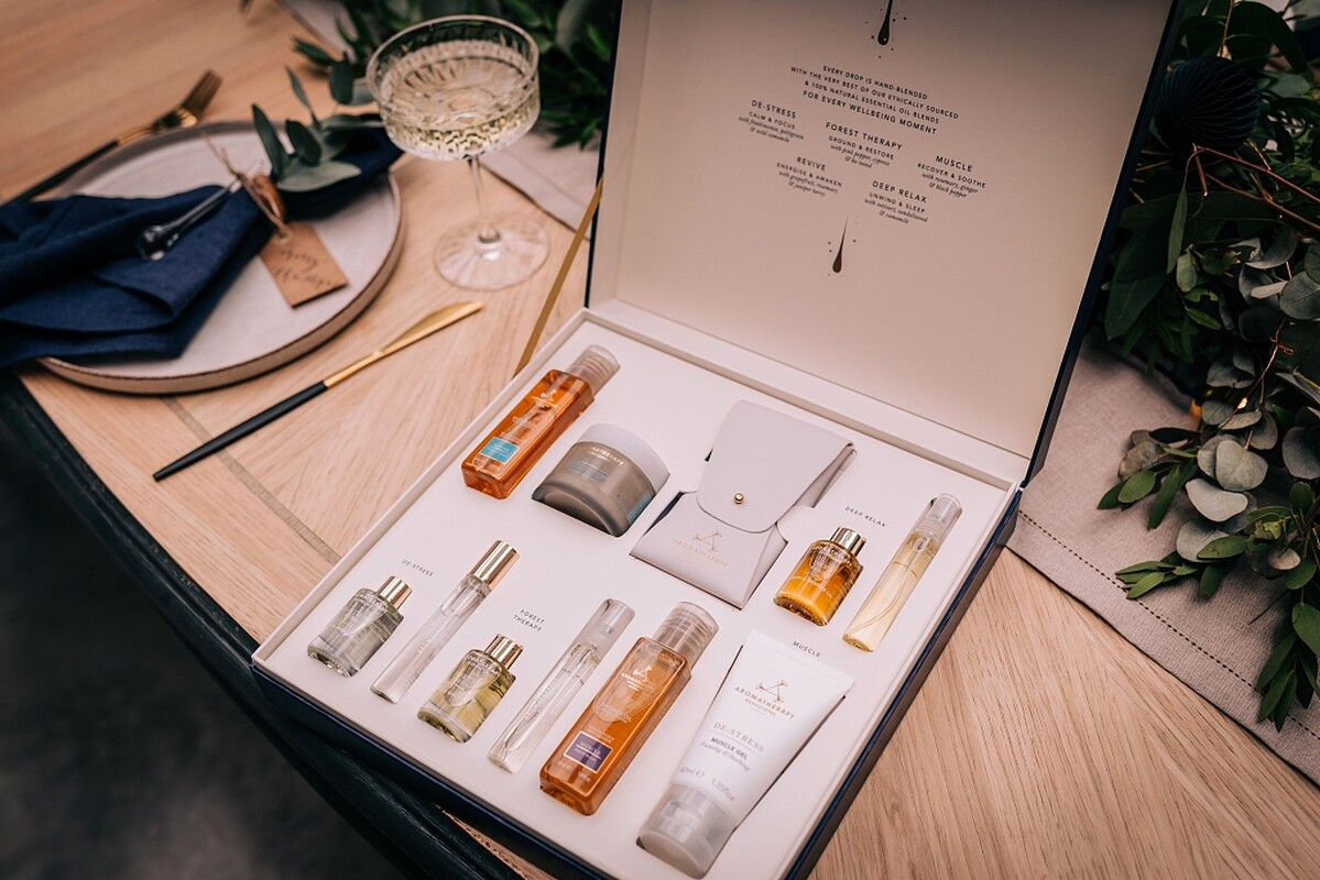 AROMATHERAPY ASSOCIATES 2021聖誕珍愛時光Our Favorite Moments(晚間舒緩沐浴油9ml、晚間舒緩噴霧10ml、明煥精油沐浴露50ml、明煥亮膚磨砂膏50ml、舒肌精油沐浴露50ml、舒緩凝膠40ml、怡神沐浴油9ml、怡神滾珠香氛10ml、心靈之沐沐浴油9ml、心靈之沐舒緩噴霧10ml、滾珠收納包)，NT4,500