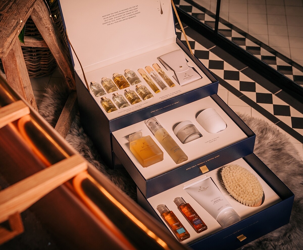 AROMATHERAPY ASSOCIATES 2021聖誕極致典藏禮盒Moment to Treasure(怡神沐浴油9ml、舒肌沐浴油9ml、明煥沐浴油9ml、舒和清爽沐浴油9ml、舒和平衡沐浴油9ml、心能量沐浴油9ml、歡沁玫瑰沐浴油9ml、心靈之沐沐浴油9ml、明煥滾珠香氛10ml、晚間舒緩滾珠香氛10ml、怡神滾珠香氛10ml、滾珠收納袋、舒緩凝膠150ml、明煥精油沐浴露50ml、怡神精油沐浴露50ml、天然劍麻刷、晚間舒緩噴霧50ml、晚間舒緩沐浴油55ml、晚間舒緩香薰蠟燭85g、晚間舒眠護膚霜50ml。)，NT15,000