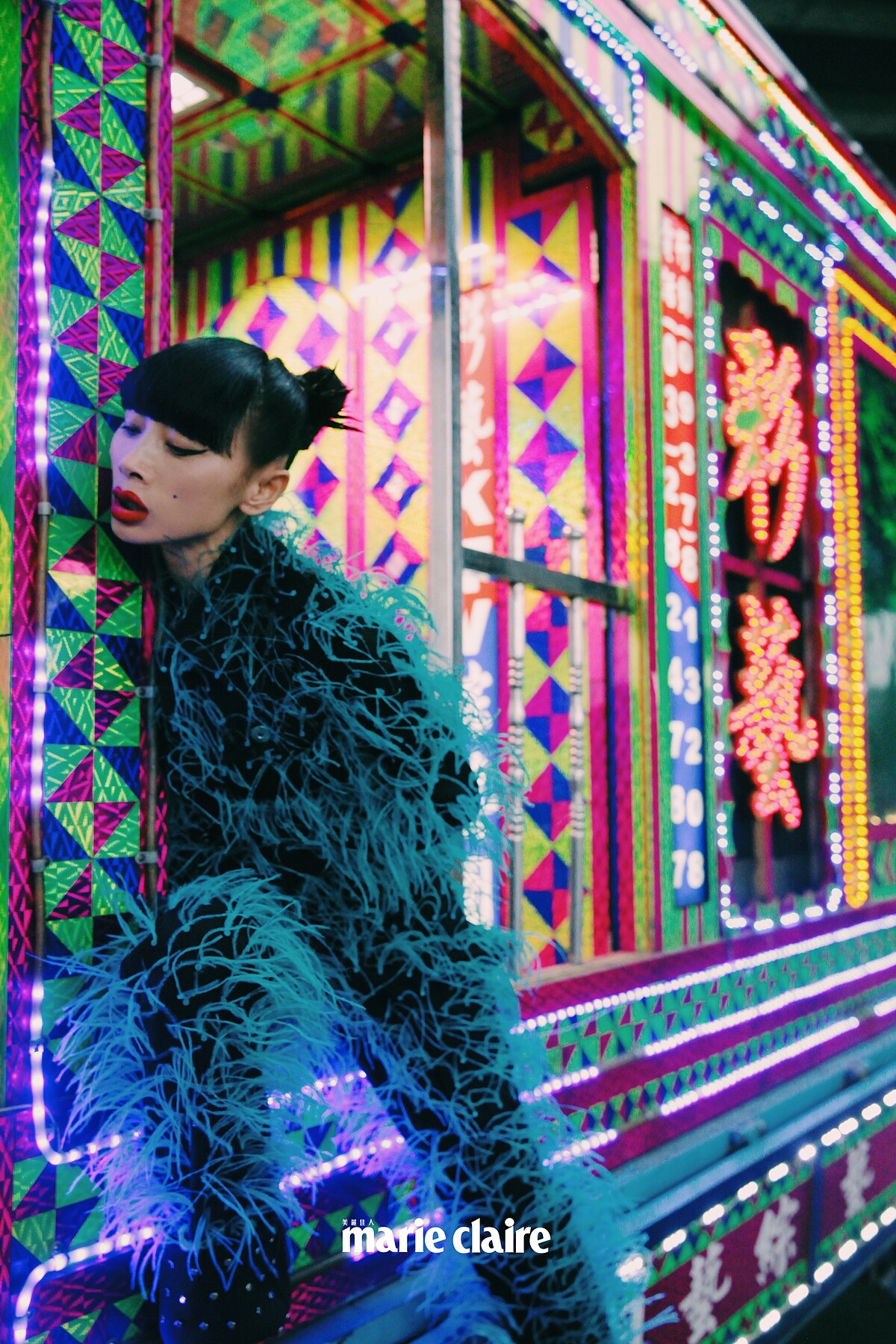 羽毛開釦上衣、同款羽毛長褲，Bottega Veneta； 白色尖頭高跟鞋，造型私物。 