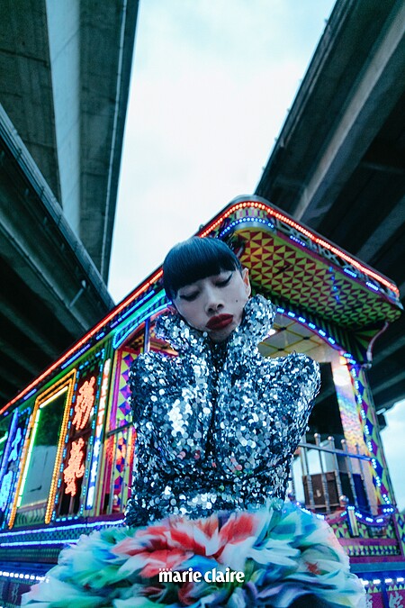 亮片上衣，造型私物；混色雪紡長裙，Ryzyoryuan；方頭厚底靴，Rick Owens。 