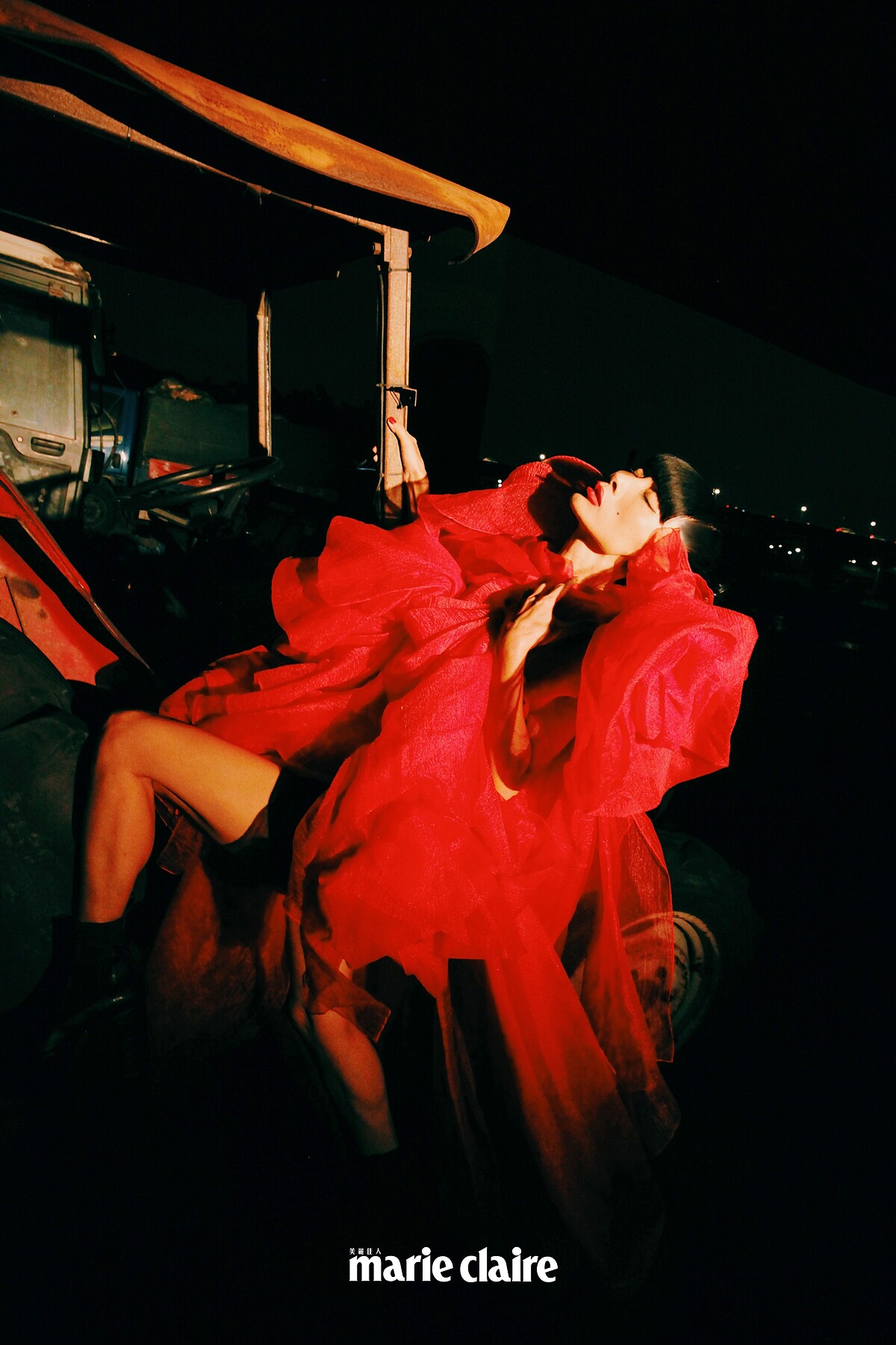 花朵立體雪紡洋裝，Ryzyoryuan；方頭厚底靴，Rick Owens。 