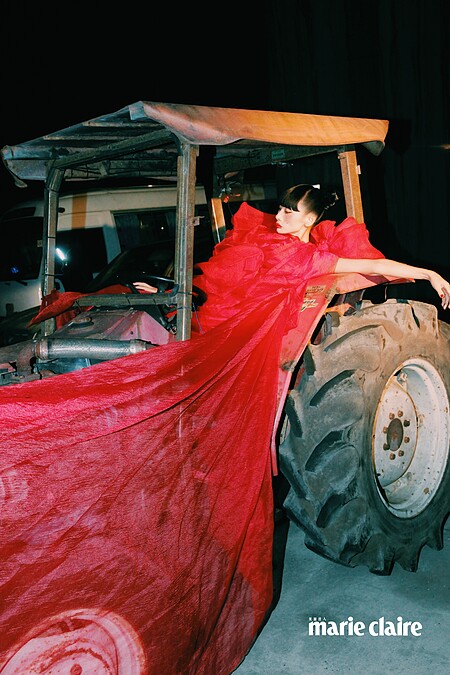 花朵立體雪紡洋裝，Ryzyoryuan；方頭厚底靴，Rick Owens。 