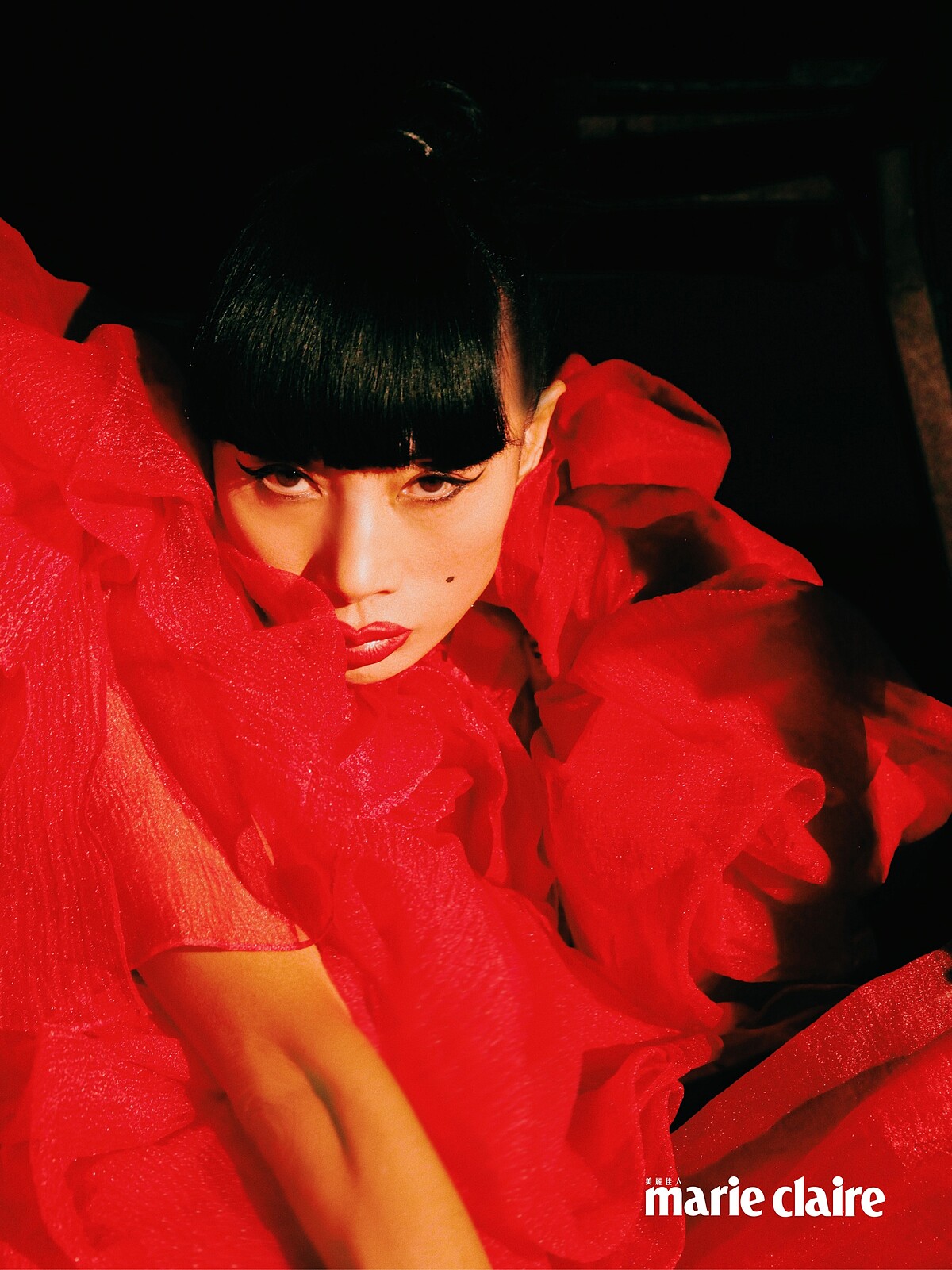 花朵立體雪紡洋裝，Ryzyoryuan；方頭厚底靴，Rick Owens。 