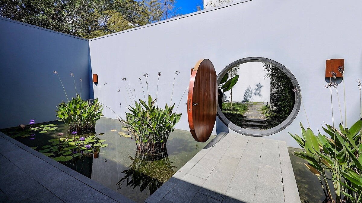 推開圓形木門才能進入「涵碧別苑湖畔別墅」