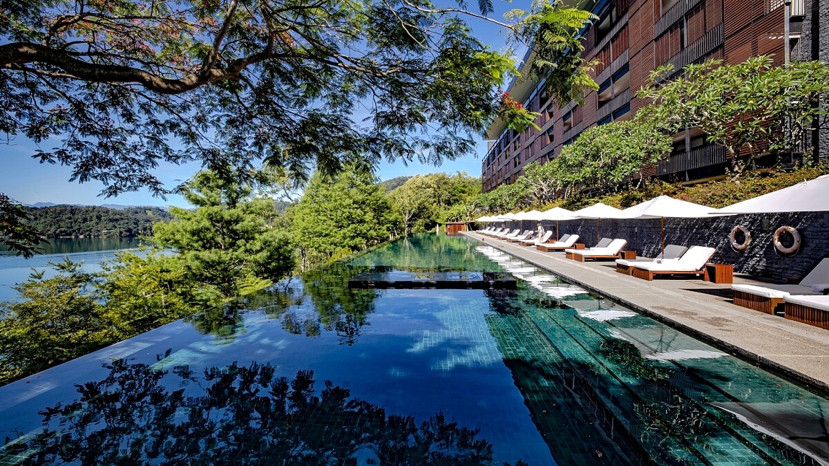 從無邊際游泳池底部拍攝能將建築、泳池、日月潭同時捕捉