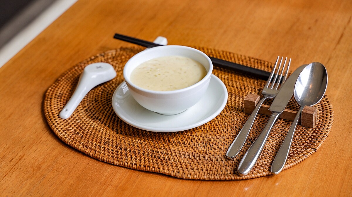 早餐自助餐台上提供「美齡粥」營養又美味