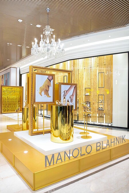 Manolo Blahnik 微風南山店門口