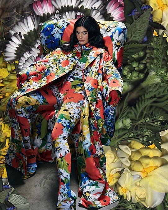 Richard Quinn 以鮮豔的印花為招牌設計風格。